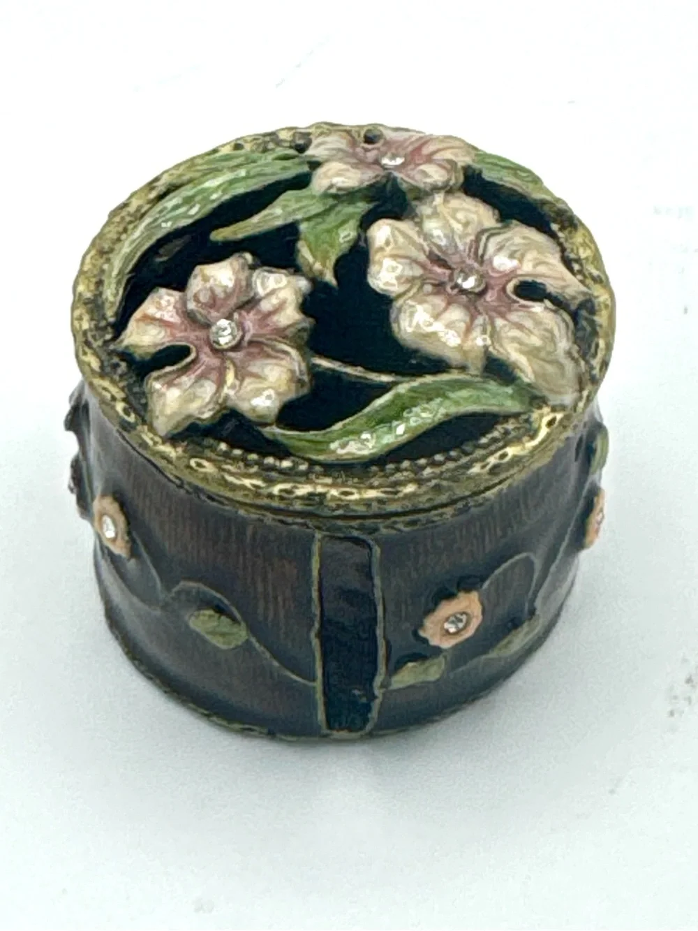 No brand charming round
